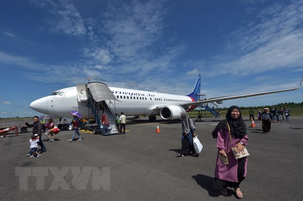 Hành khách rời máy bay của hãng hàng không Sriwijaya Air tại sân bay Fatmawati ở Bengkulu, Indonesia, ngày 1/6/2018. (Ảnh: AFP/TTXVN)