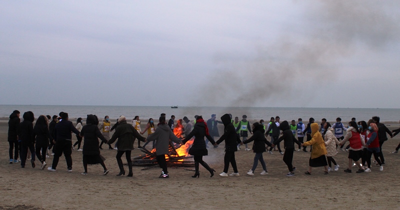 ...và cùng nhau đốt lửa trại tại bãi biển Trà Cổ.