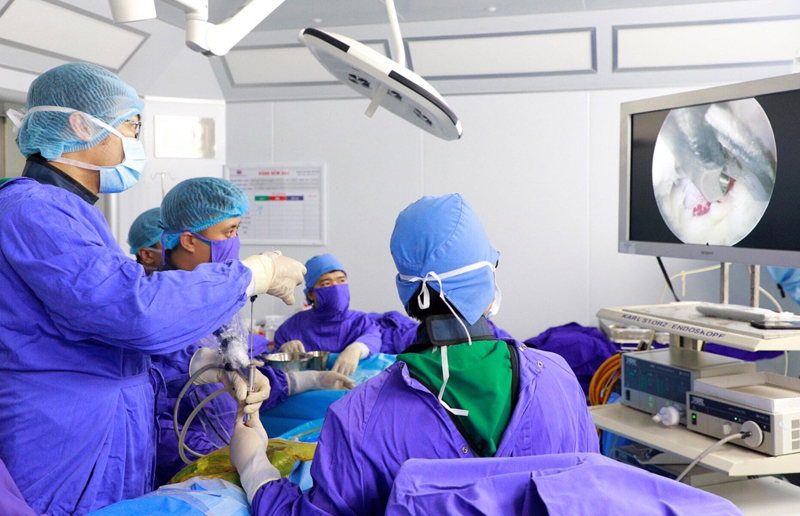 Phẫu thuật nội soi lấy nhân thoát vị đĩa đệm cột sống thường quy tại Bệnh viện Đa khoa tỉnh.