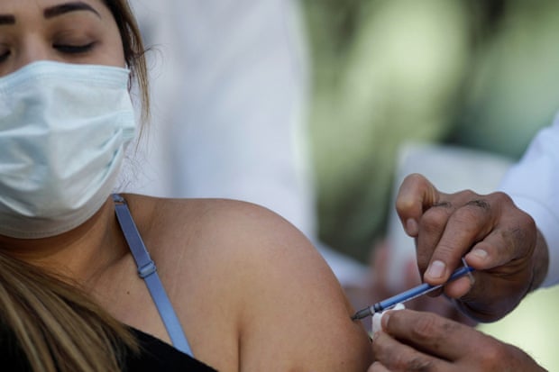 Một nhân viên y tế Mexico được tiêm vaccine COVID-19 của hãng Pfizer/BioNTech. Ảnh: Reuters