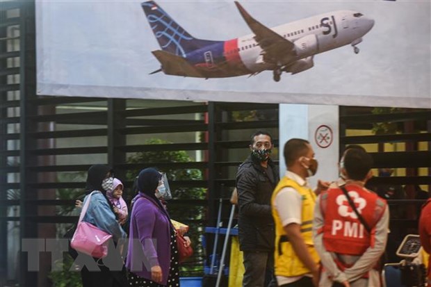 Thân nhân các nạn nhân trên chuyến bay xấu số chờ tin người thân tại Tangerang, Indonesia, ngày 9/1/2021. (Ảnh: THX/TTXVN)