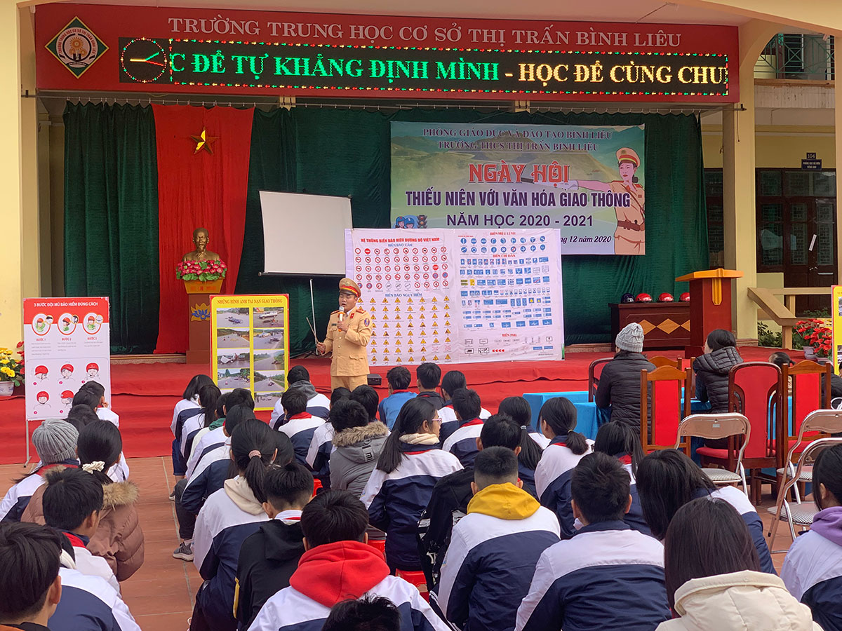 Công an huyện Bình Liêu phối hợp cùng Trường THCS thị trấn Bình Liêu tuyên truyền Luật giao thông cho các em học sinh. 