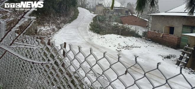 Tuyết ngày càng phủ kín những con đường ở xã Y Tý.