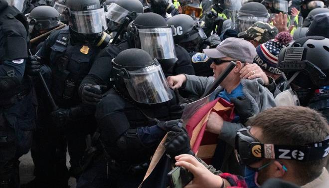Cảnh sát Mỹ đụng độ với người biểu tình trong vụ bạo loạn tuần trước. (Ảnh: AP)