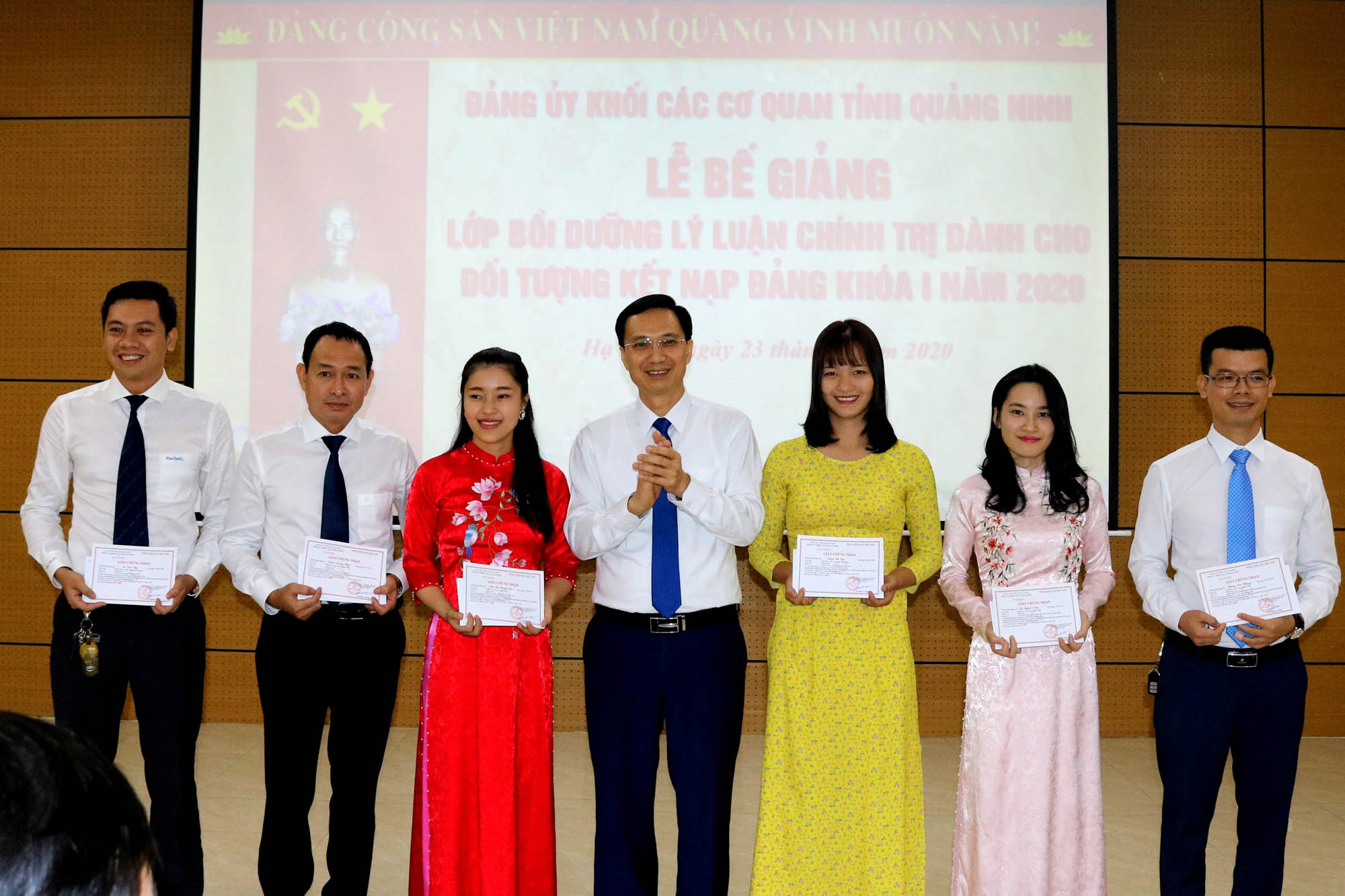 Đồng chí Nguyễn Mạnh Cường, Bí thư Đảng ủy Khối trao Giấy chứng nhận cho các học viên có thành tích học tập xuất sắc lý luận chính trị cho đối tượng kết nạp Đảng khóa I năm 2020 