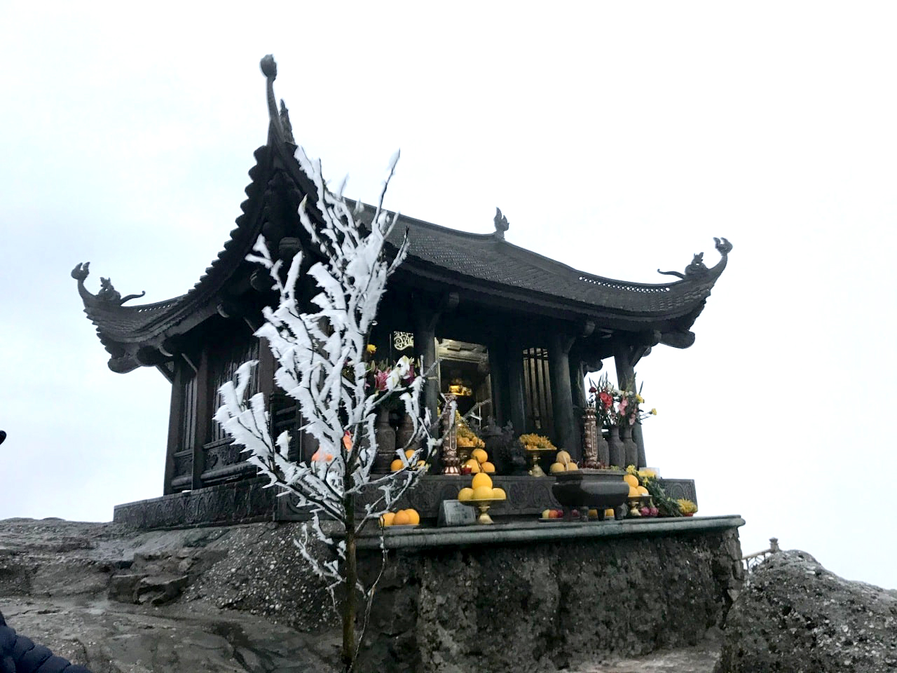 Trên đỉnh chùa Đồng, Yên Tử cũng đã xuất hiện băng tuyết. 