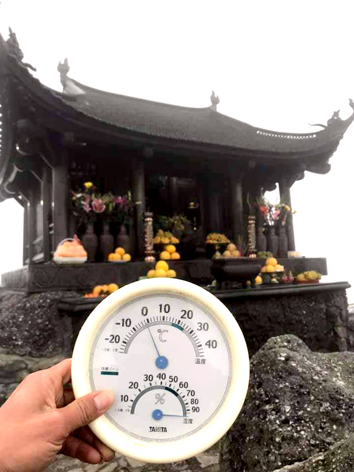 Những ngày cuối tuần, trên đỉnh chùa Đồng, Yên Tử, nhiệt độ luôn xuống dưới 0 độ C.