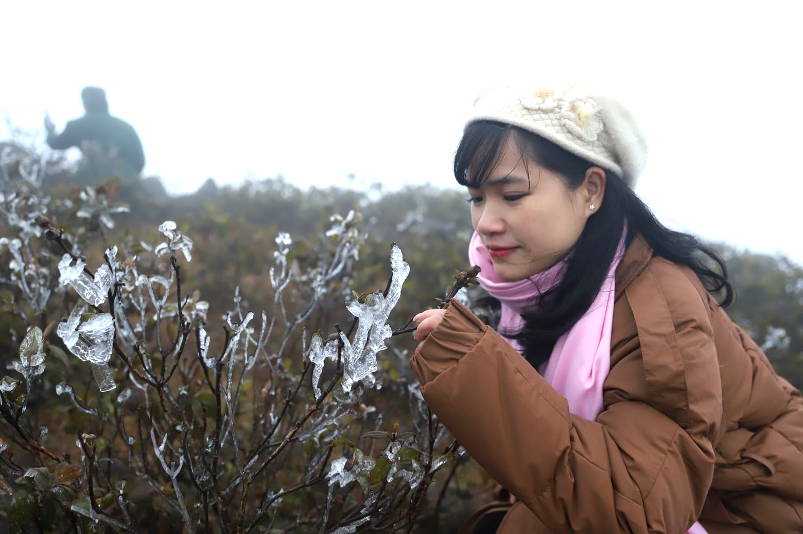Du khách thích thú chụp ảnh cùng băng tuyết trên đỉnh Yên Tử.
