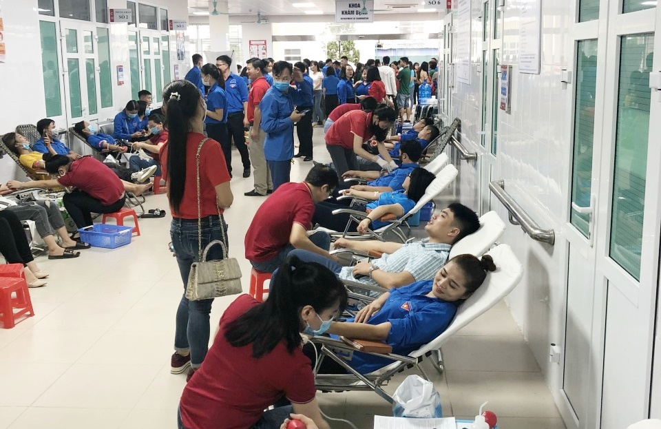 đoàn viên, thanh niên TP Hạ Long tham gia hiến máu tình nguyện..