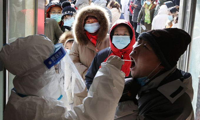 Nhân viên y tế lấy mẫu xét nghiệm Covid-19 cho người dân thành phố Thạch Gia Trang, tỉnh Hà Bắc hôm 6/1. Ảnh: Reuters.