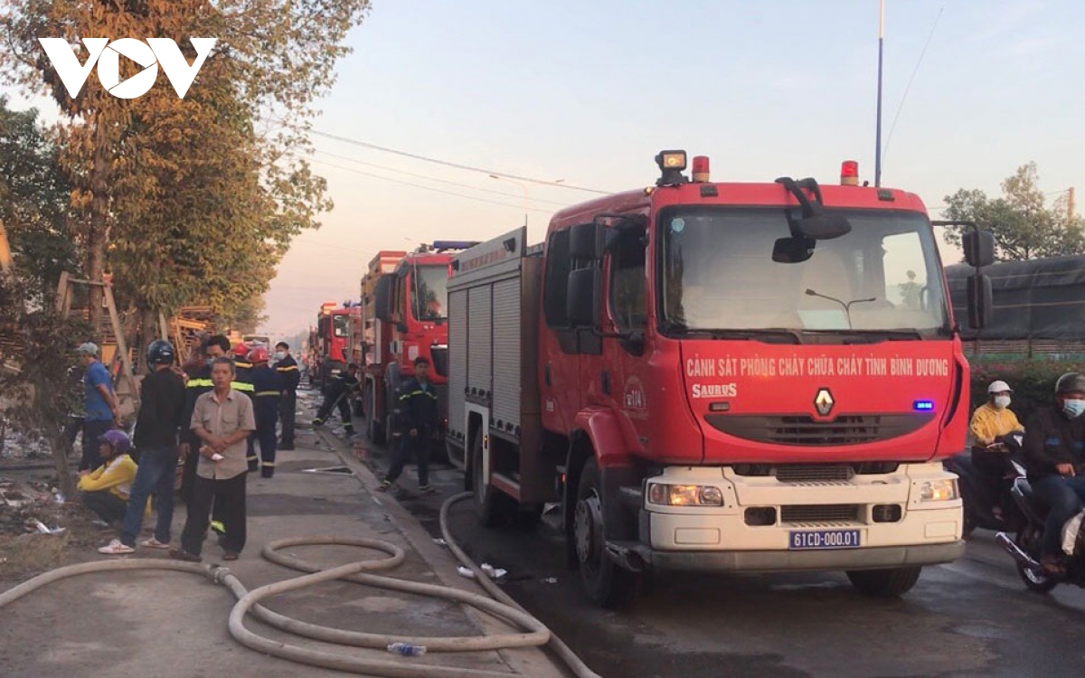 Lực lượng phòng cháy chữa cháy có mặt tại hiện trường dập lửa.