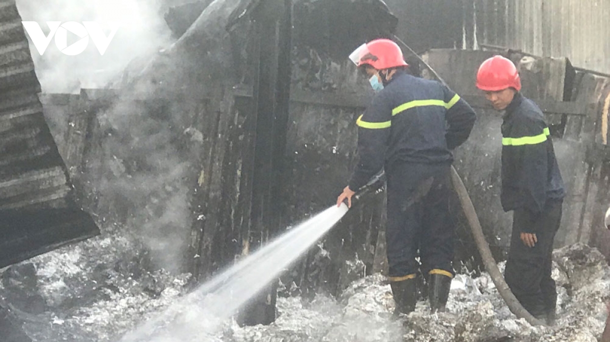 Lực lượng chữa cháy phun nước để khống chế ngọn lửa.