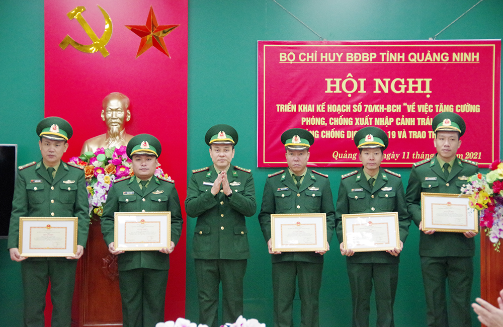 Đại tá Bùi Thế Tuyên, Phó Chỉ huy trưởng, Tham mưu trưởng tặng thưởng cho các cá nhân có thành tích xuất sắc trong công tác chống buôn lậu.