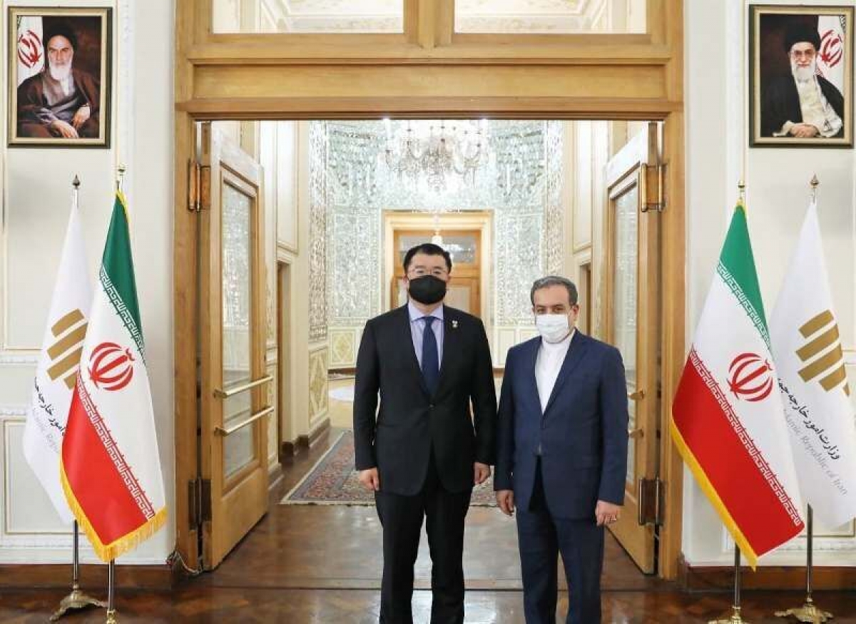 Thứ trưởng Ngoại giao Iran Abbas Araghchi (phải) và người đồng cấp Hàn Quốc Choi Jong-kun tại thủ đô Tehran hôm 10/1. Ảnh: IRNA