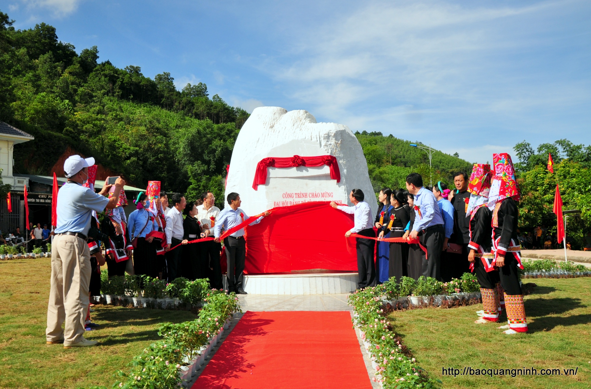  Các đại biểu thực hiện nghi lễ kéo băng đỏ gắn biển công trình chào mừng Đại hội Đảng bộ tỉnh Quảng Ninh lần thứ XV.