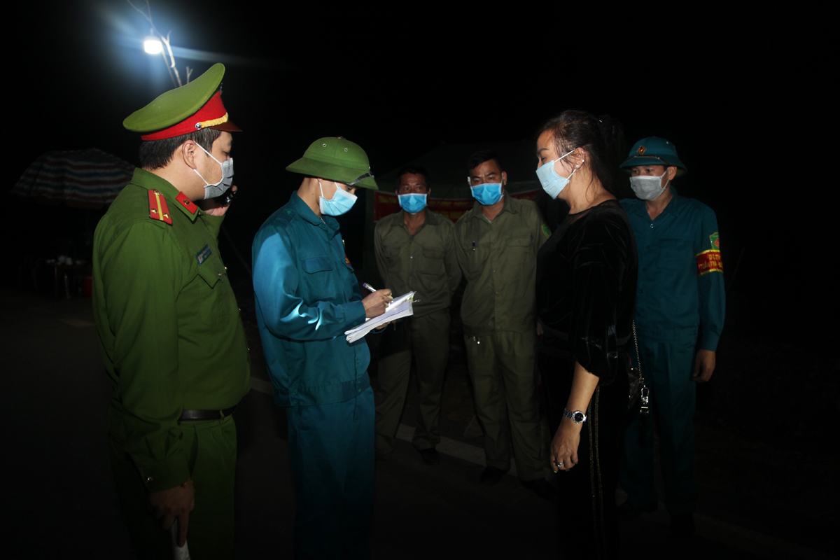 Các lực lượng phối hợp kiểm soát phòng, chống dịch tại phường Hải Yên (TP Móng Cái).