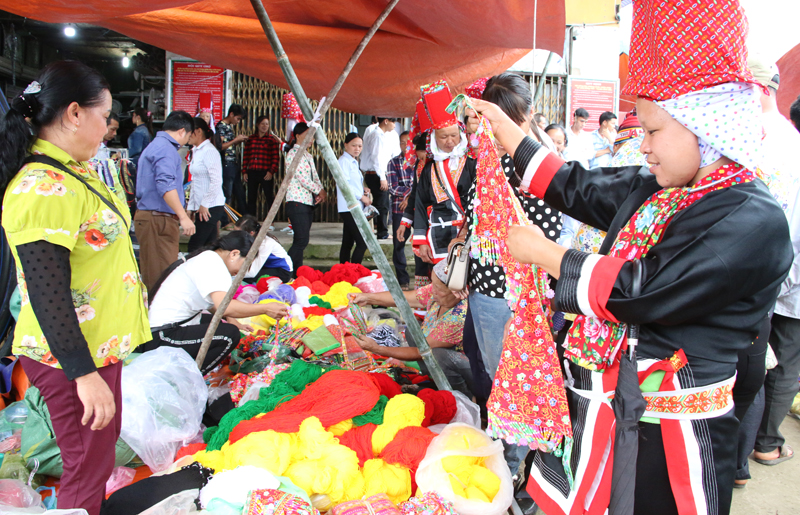Chợ phiên Đồng Văn (Bình Liêu) luôn thu hút du khách đến tham quan, mua sắm mỗi dịp lễ hội