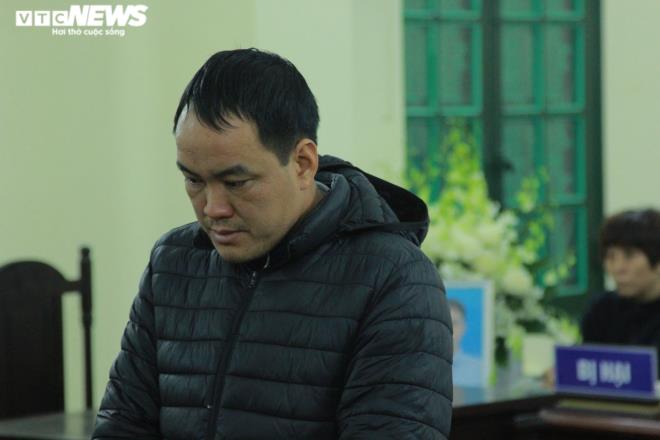 Bị cáo Lê Hoàng Lê rơm rớm nước mắt khi nghe bản án.