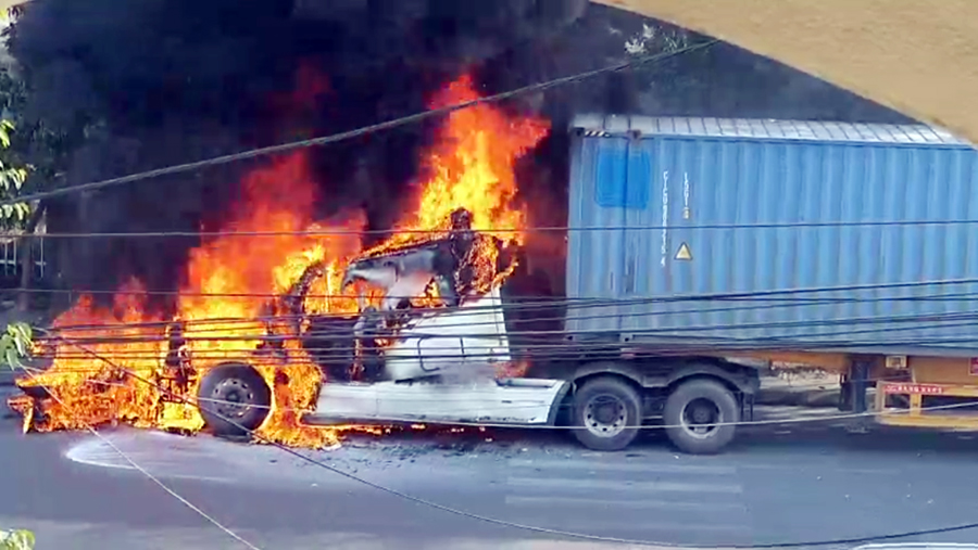 Đầu xe container bị ngọn lửa thiêu rụi toàn bộ.