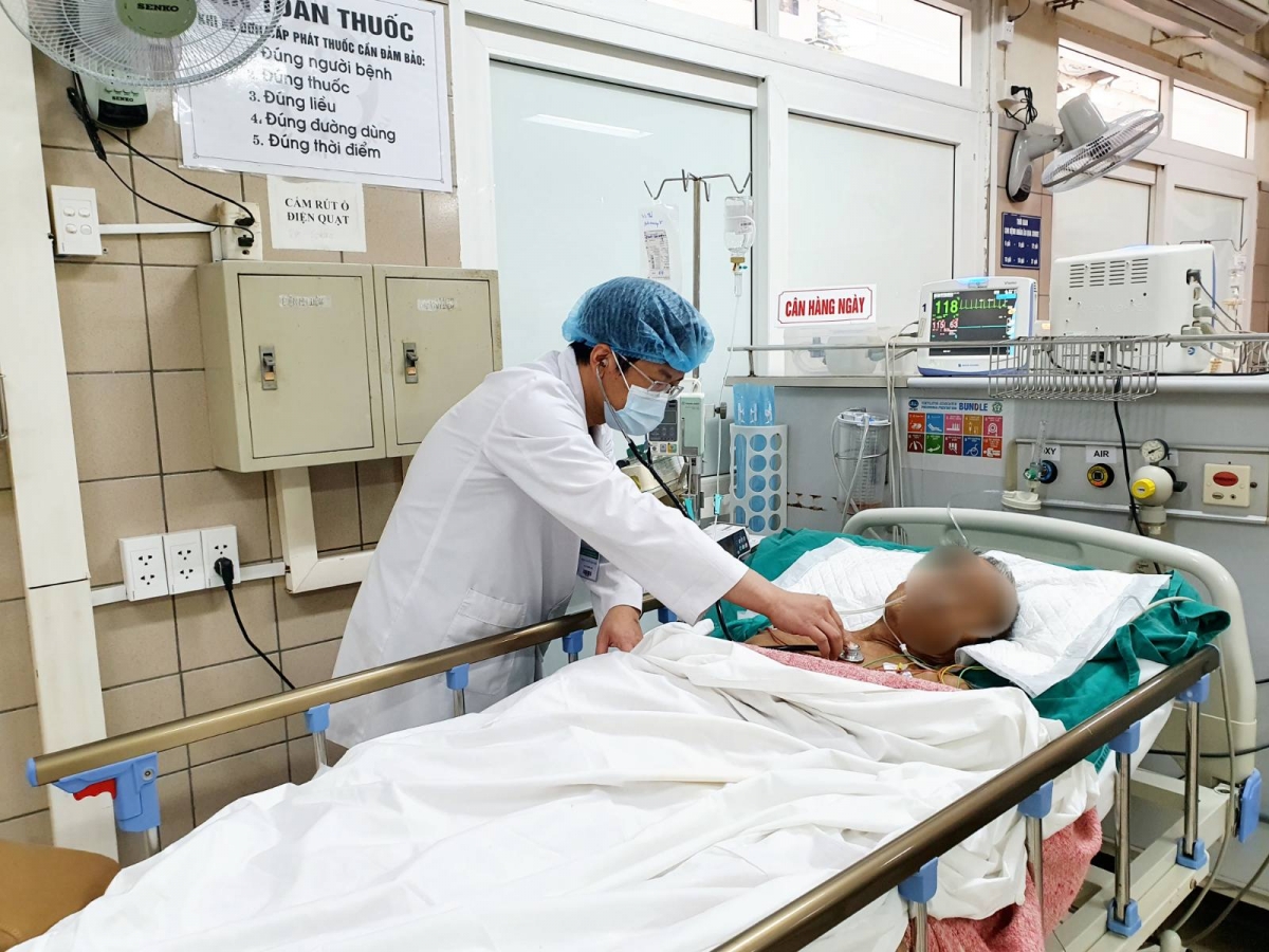 BS. Nguyễn Đăng Đức đang thăm khám cho bệnh nhân. (ảnh: BVCC)