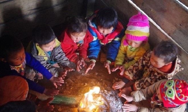 Học sinh sưởi ấm bên bếp lửa trong những ngày giá rét. Ảnh: Hoàng Thanh