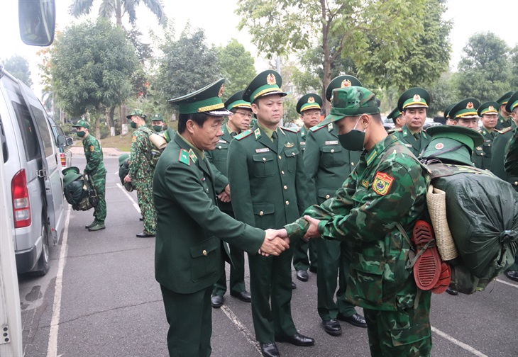 Thiếu tướng Lê Đức Thái và lãnh đạo Bộ Tham mưu, các Cục, HVBP tiễn học viên lên đường thực hiện nhiệm vụ. Ảnh: Báo Biên phòng