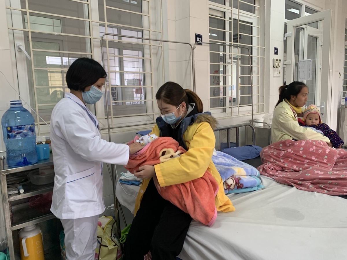 Bệnh nhân nhi điều trị tại Bệnh viện Đa khoa tỉnh Cao Bằng. (Ảnh: Sở Y tế Cao Bằng)