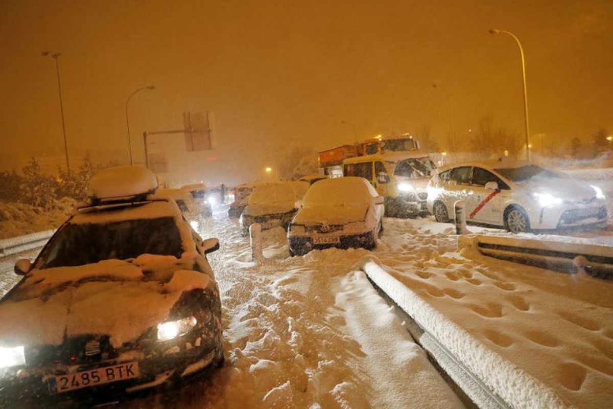 Bão tuyết khiến giao thông ở Tây Ban Nha bị đình trệ. Ảnh: Reuters