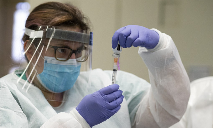 Nhân viên y tế Mỹ chuẩn bị tiêm liều vaccine tại New York hôm 10/1. Ảnh: AFP.