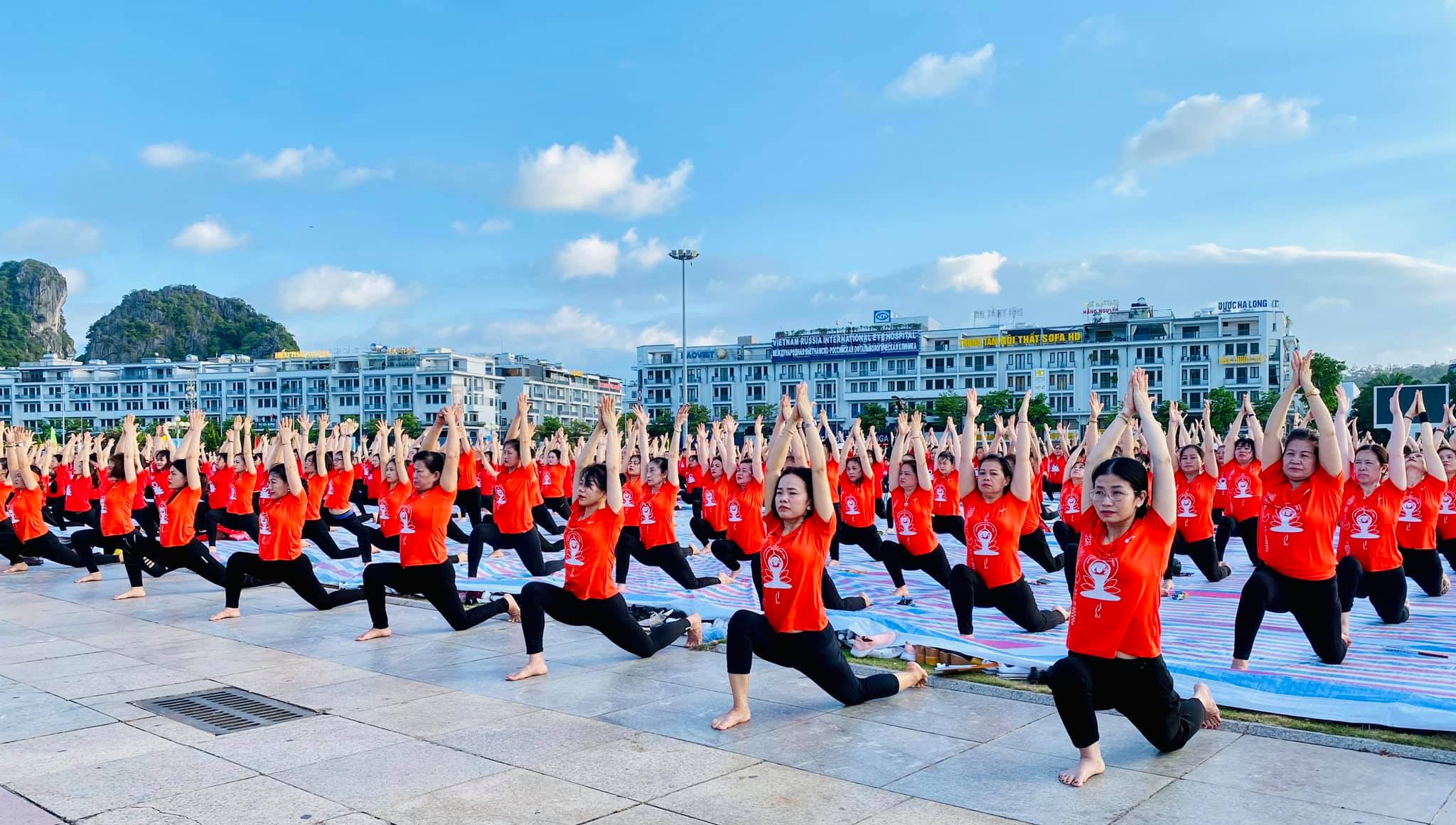 Đông đảo huấn luyện viên, vận động viên đến từ Liên đoàn Yoga Việt Nam, các CLB Yoga trong và ngoài tỉnh Quảng Ninh tham gia Ngày Quốc tế Yoga năm 2020.