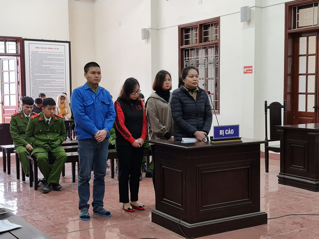 Các bị cáo Bùi Thị Cúc, Nguyễn Thị Bình, Nguyễn Ngọc Dung và Quách Văn Long khai nhận hành vi phạm tội tại phiên tòa. Ảnh: TTXVN.