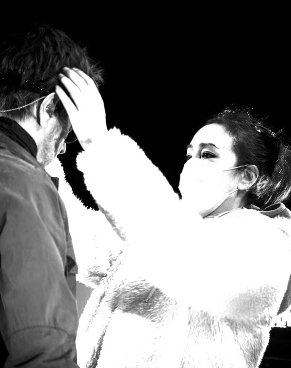 Củng Lợi chăm chút cho chồng khi ông lưu diễn. Ảnh: Weibo/Jean-Michel Jarre.