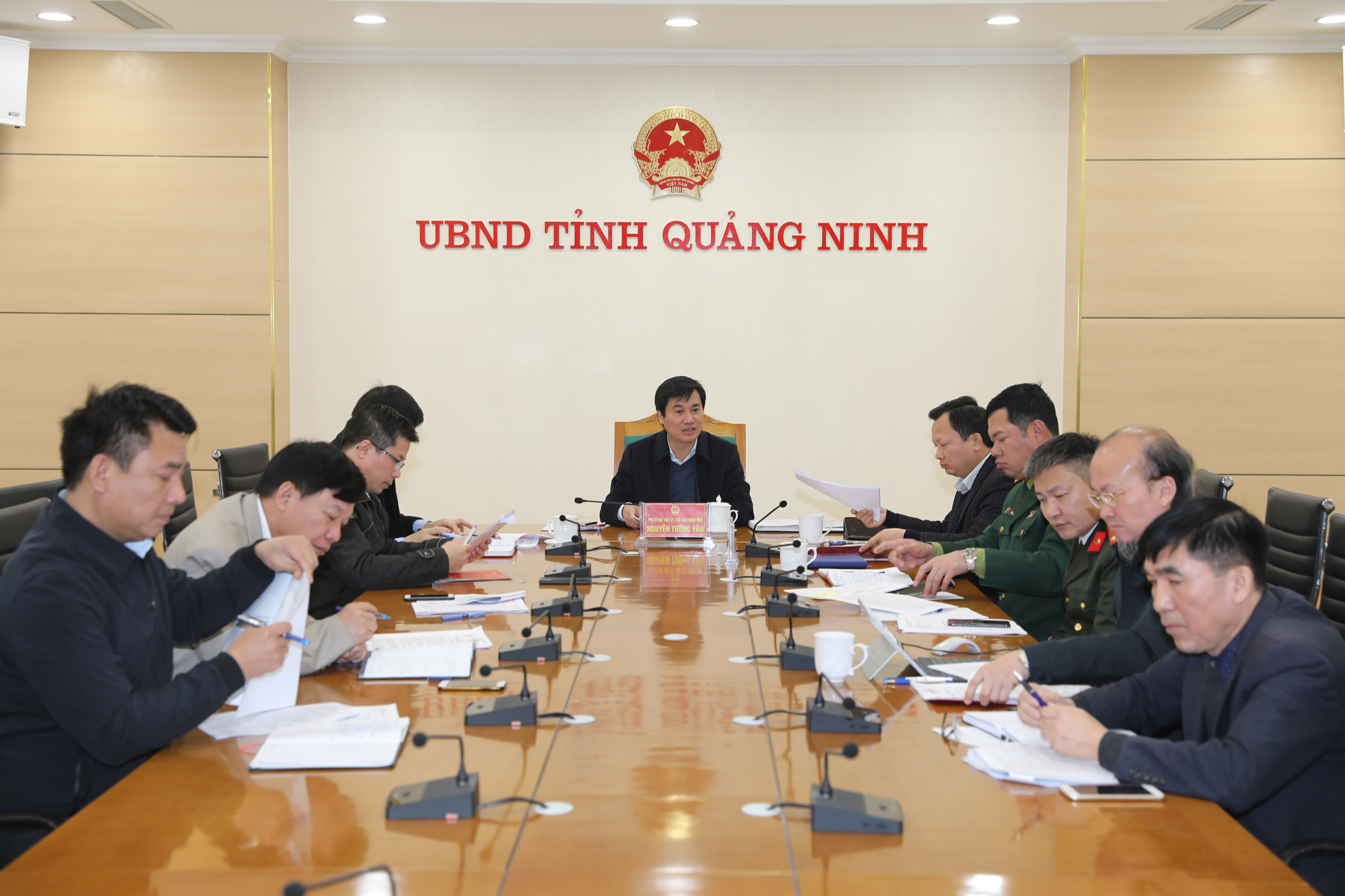 Đồng chí Nguyễn Tường Văn, Chủ tịch UBND tỉnh chủ trì cuộc họp