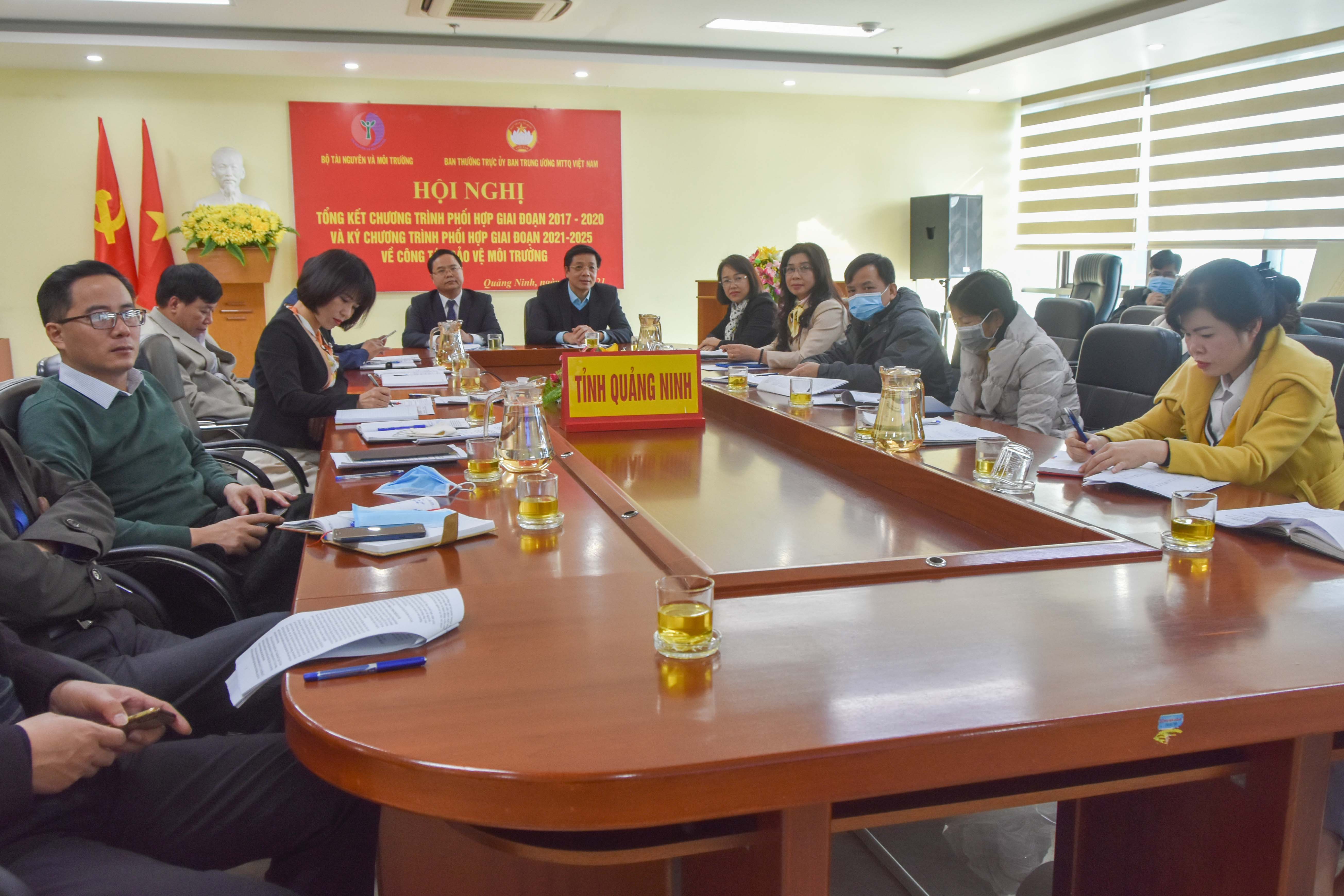 Các đại biểu tham dự hội nghị tại điểm cầu Ủy ban MTTQ tỉnh Quảng Ninh.