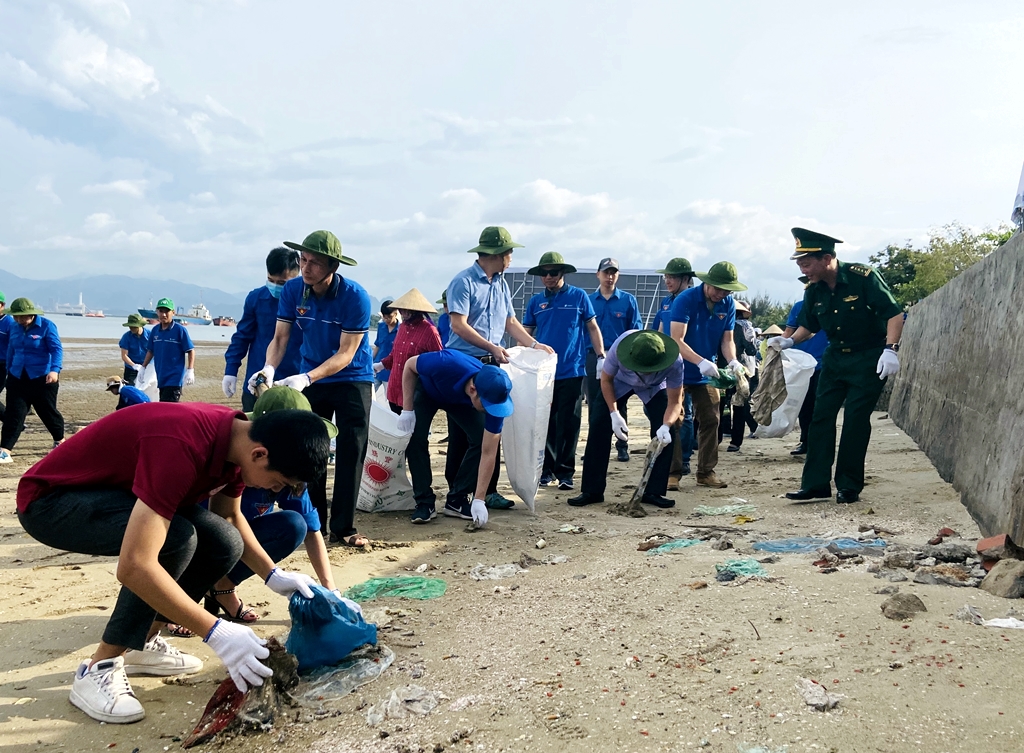 Cán bộ khối MTTQ và các tổ chức CT-XH tỉnh và nhân dân TP Hạ Long tham gia dọn vệ sinh môi trường biển nhân dịp phát động hưởng ứng Ngày môi trường Thế giới, tháng 6/2020. Ảnh: Hoàng Nga