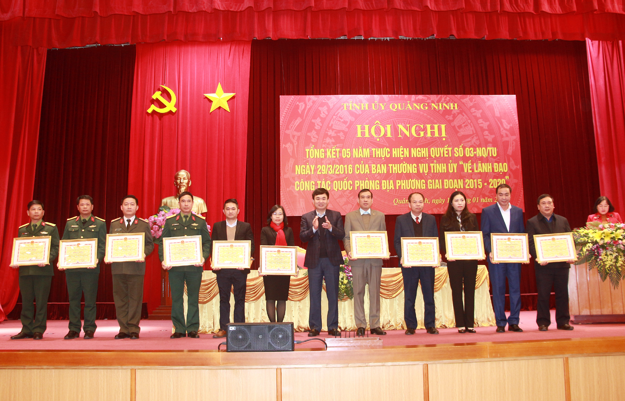 Đồng chí Ngô Hoàng Ngân, Phó Bí thư Thường trực Tỉnh ủy, trao tặng Bằng khen của UBND tỉnh cho các cá nhân có thành tích xuất sắc.