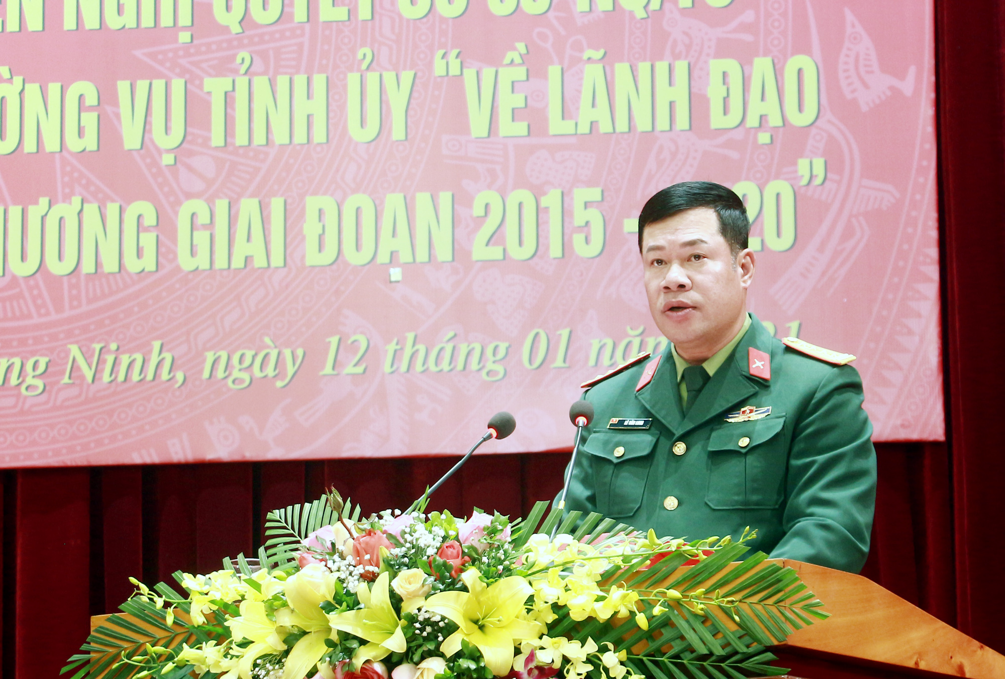 Đại tá Lê Văn Long, Chỉ huy trưởng Bộ CHQS tỉnh, trình bày báo cáo tại hội nghị.