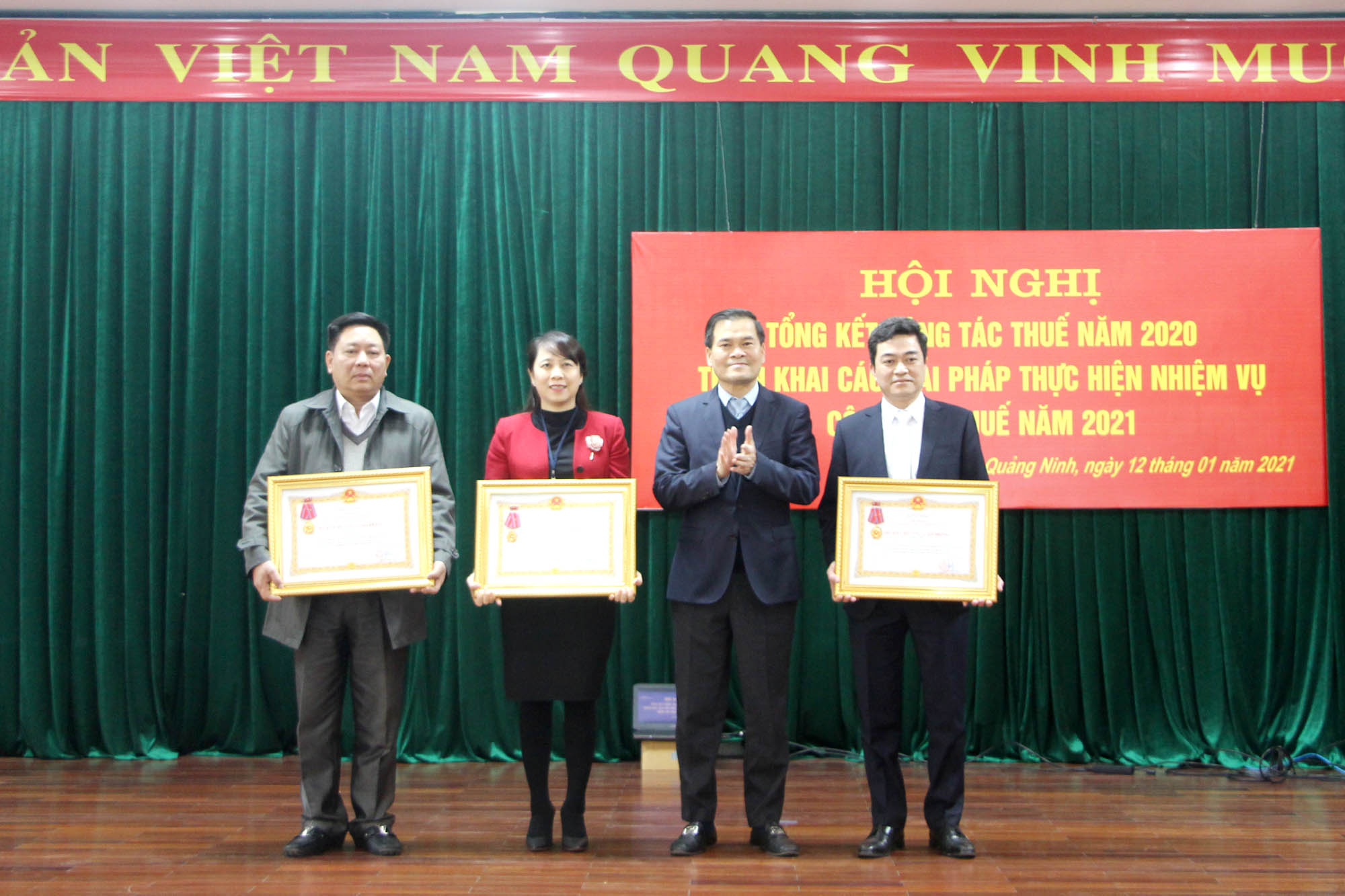 Thừa ủy quyền của Chủ tịch nước, đồng chí Bùi Văn Khắng, Phó Chủ tịch UBND tỉnh trao Huân chương Lao động hạng Nhì và Ba cho các cá nhân.