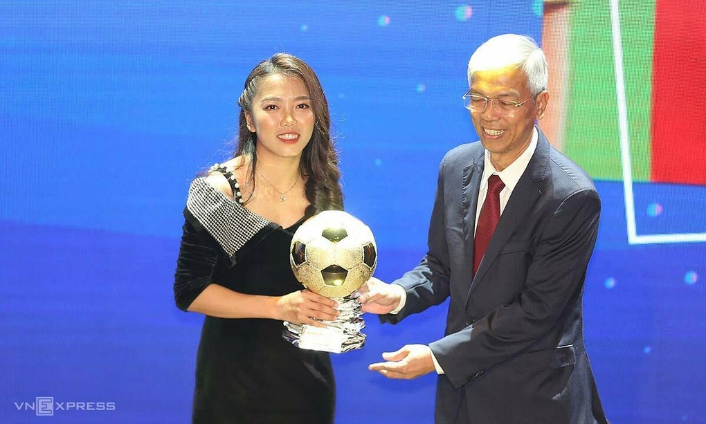 Huỳnh Như lần thứ ba đoạt Bóng Vàng, sau năm 2016 và 2019. Ảnh: Đức Đồng