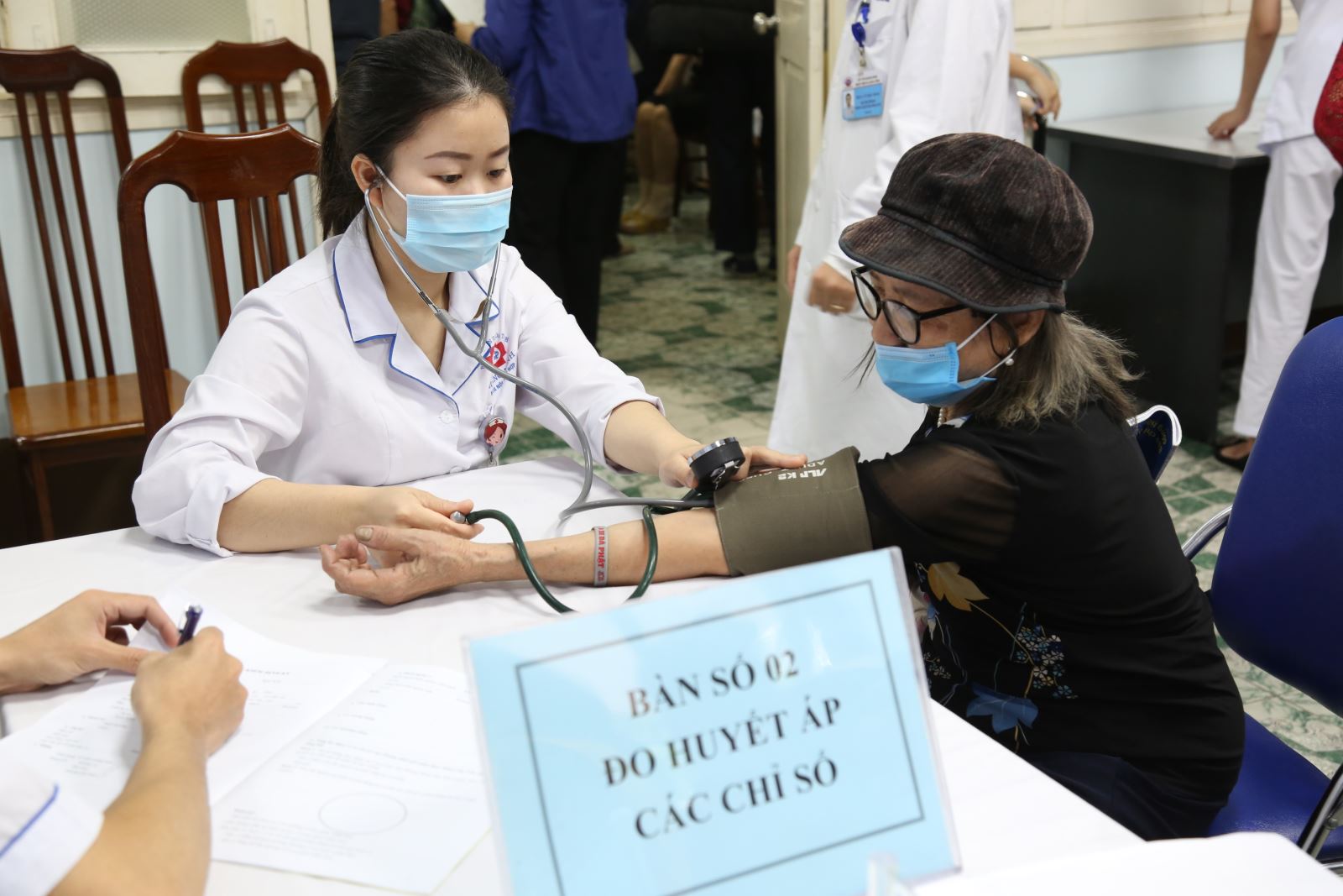Bệnh viện Đa khoa tỉnh phối hợp cùng Bệnh viện Lão khoa Trung ương tổ chức khám sàng lọc cho người cao tuổi tại các phường trên địa bàn TP Hạ Long.