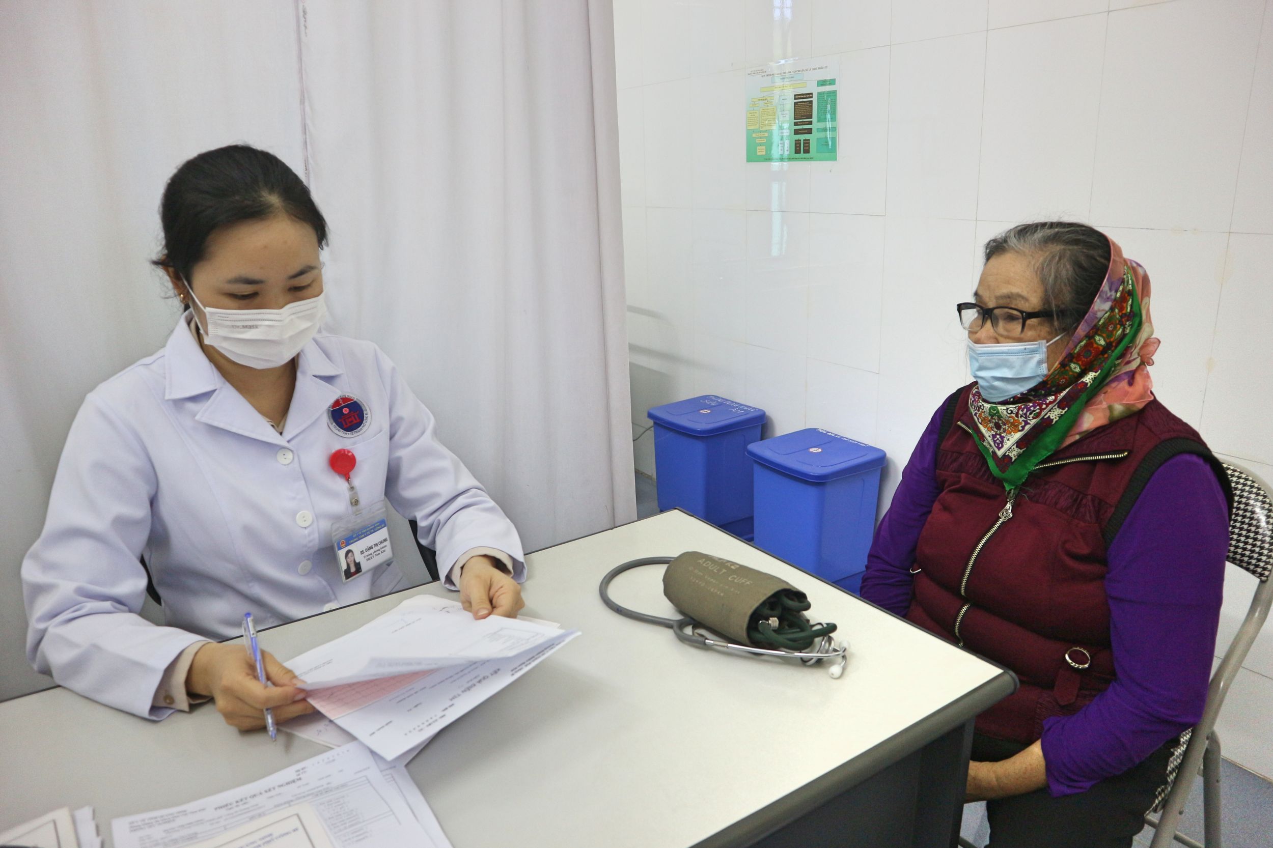 hăm khám và tư vấn sức khỏe cho người cao tuổi tại Trạm Y tế phường Nam Khê, TP Uông Bí.