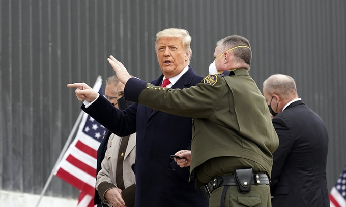 Tổng thống Mỹ Donald Trump thăm tường biên giới tại Alamo, Texas, hôm 12/1. Ảnh: AP. 