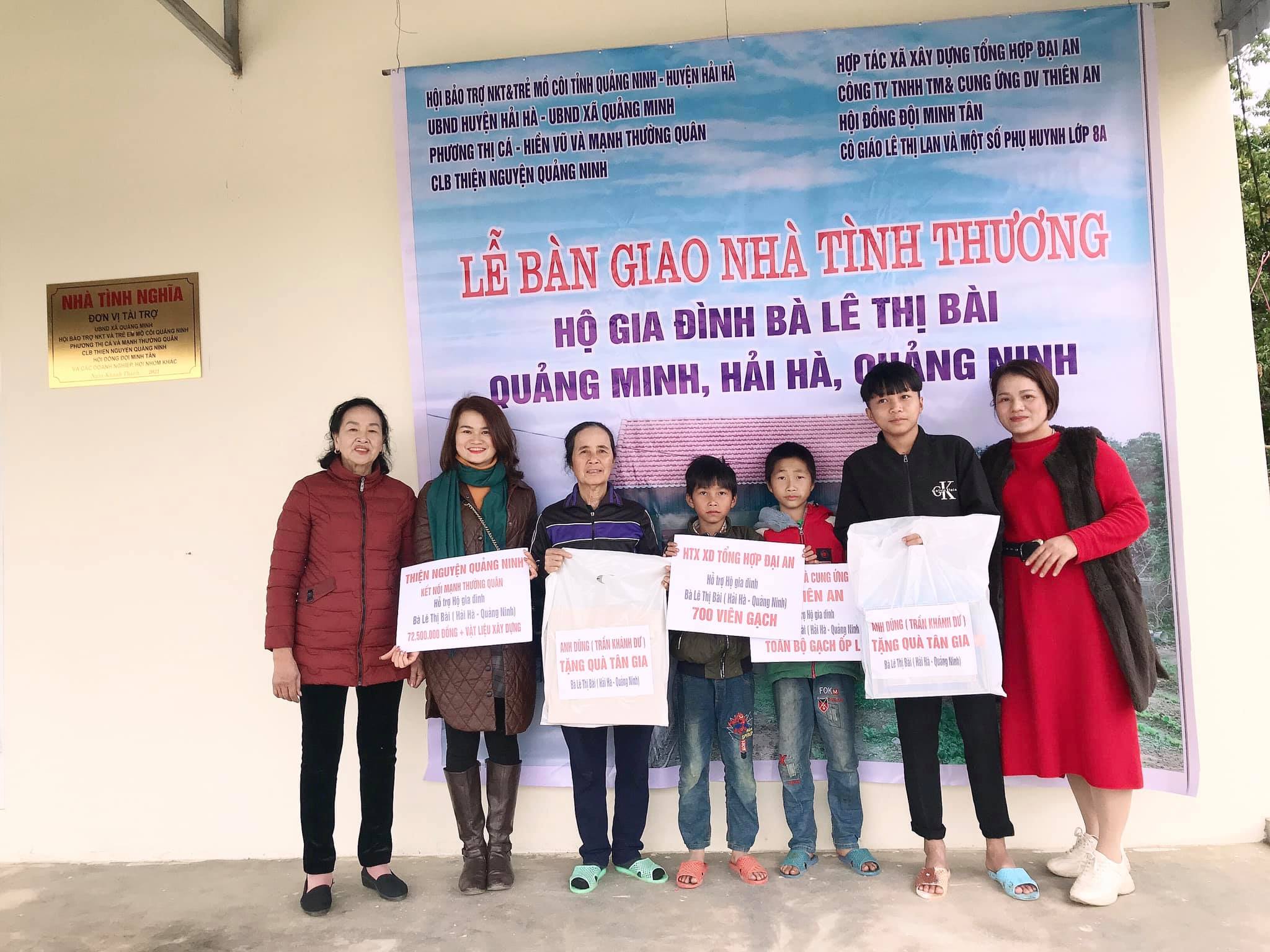 bà Lê Thị Bài chụp ảnh cùng đại diện các mạnh thường quân trong ngày bàn giao nhà tình thương, ngày 3/1/2021. 