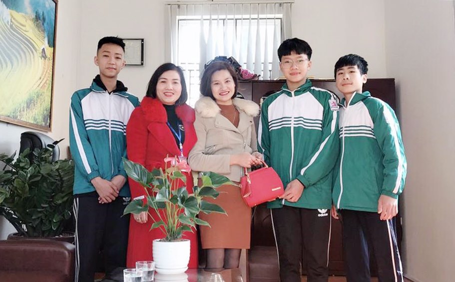 3 học sinh lớp 9B cùng cô Hiệu trưởng Trường TH&THCS Hùng Thắng (TP Hạ Long) trả lại chiếc túi sách cố số tiền 21,5 triệu đồng cho chị Nguyễn Thị 