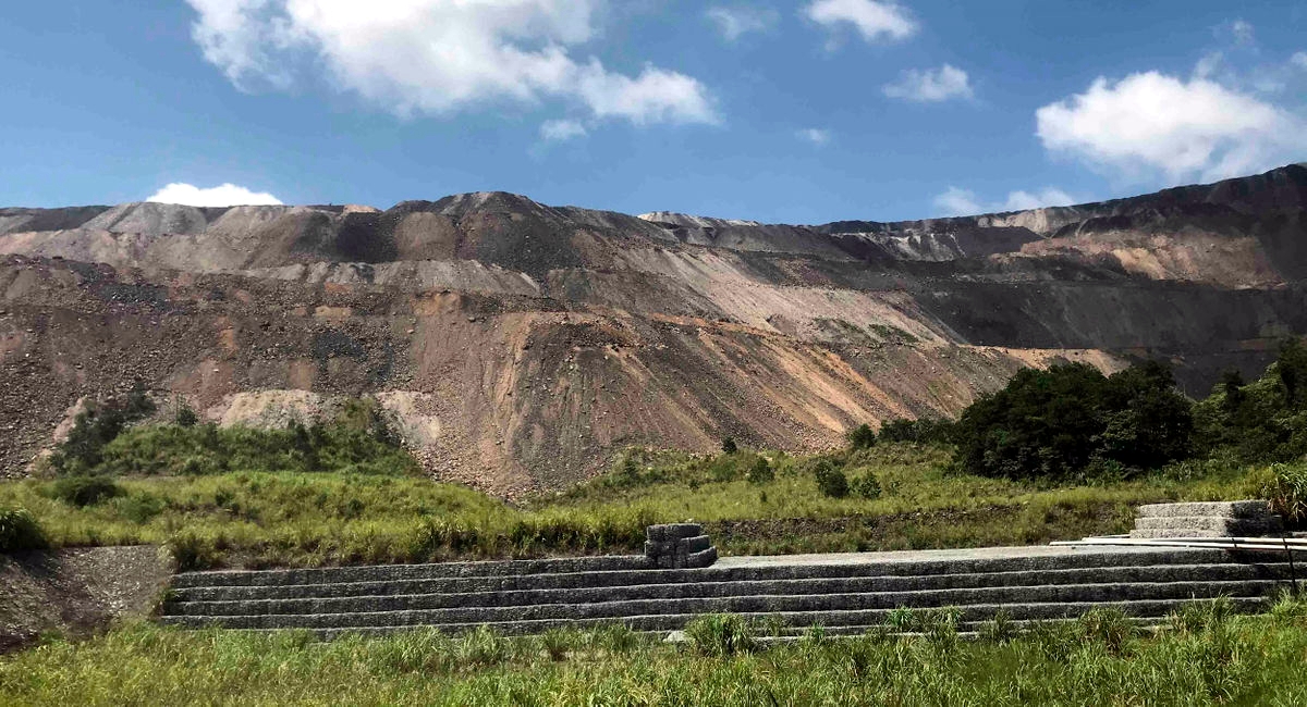 Việc sử dụng đất thải mỏ làm vật liệu san lấp sẽ giảm áp lực về khu đổ thải cho các mỏ. Trong ảnh: Bãi thải mỏ Đông Cao Sơn, TP Cẩm Phả.