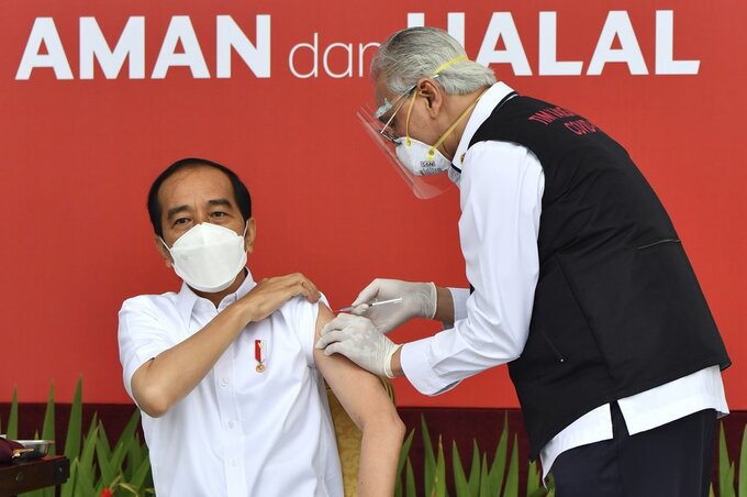Tổng thống Indonesia Joko Widodo nhận mũi đầu tiên của vaccine CoronaVac do Trung Quốc sản xuất, kích hoạt chiến dịch tiêm Covid-19 lớn nhất Đông Nam Á.