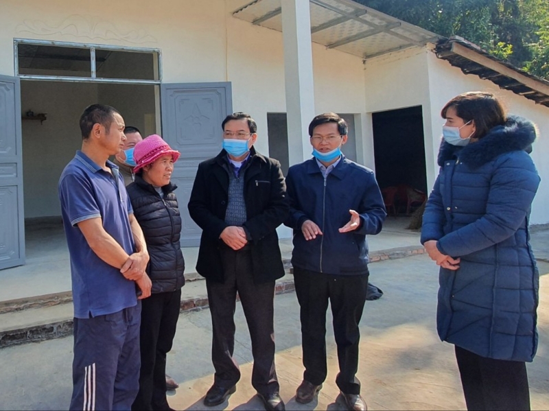 Đoàn công tác Ủy ban MTTQ tỉnh khảo sát trực tiếp tại hộ được hỗ trợ cây nhà tại xã Hoành Mô, huyện Bình Liêu.