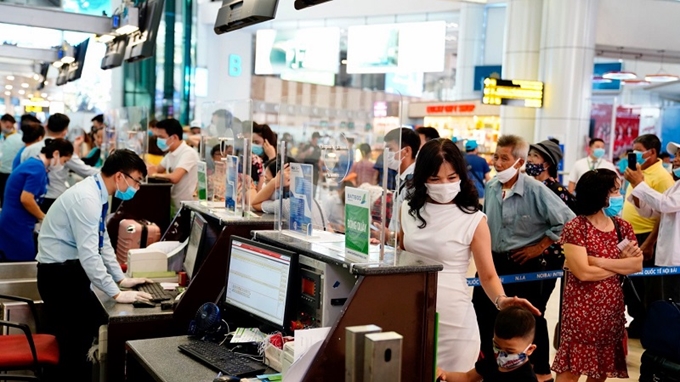 Nhờ đảm bảo an toàn phòng, chống dịch, sân bay quốc tế Nội Bài nhộn nhịp hành khách di chuyển.