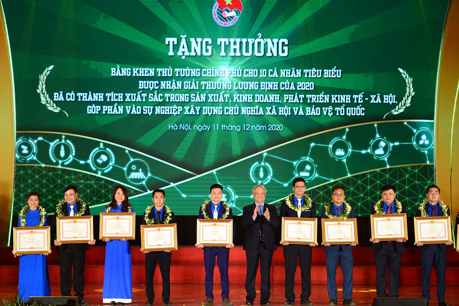 Chị Hiền (đứng thứ 3 từ trái sang) vinh dự là 1 trong 10 gương mặt thanh niên nông thôn xuất sắc nhất năm 2020 được nhận bằng khen của Thủ tướng Chính phủ.
