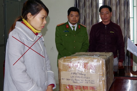 Nguyễn Thị Trang bị bắt giữ cùng lô hàng tang vật. Ảnh: Công an Hà Nam.